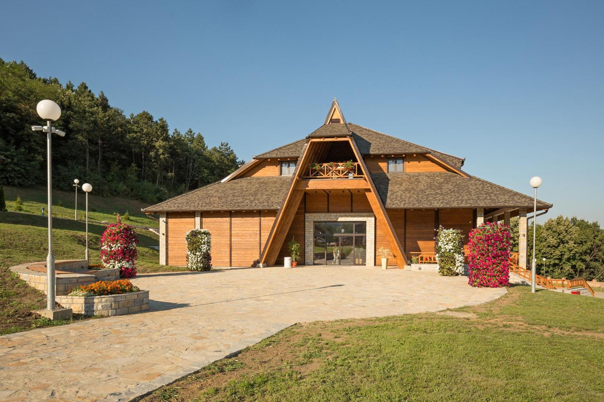 Etno Naselje Vrdnicka Kula Otel Vrdnik Dış mekan fotoğraf