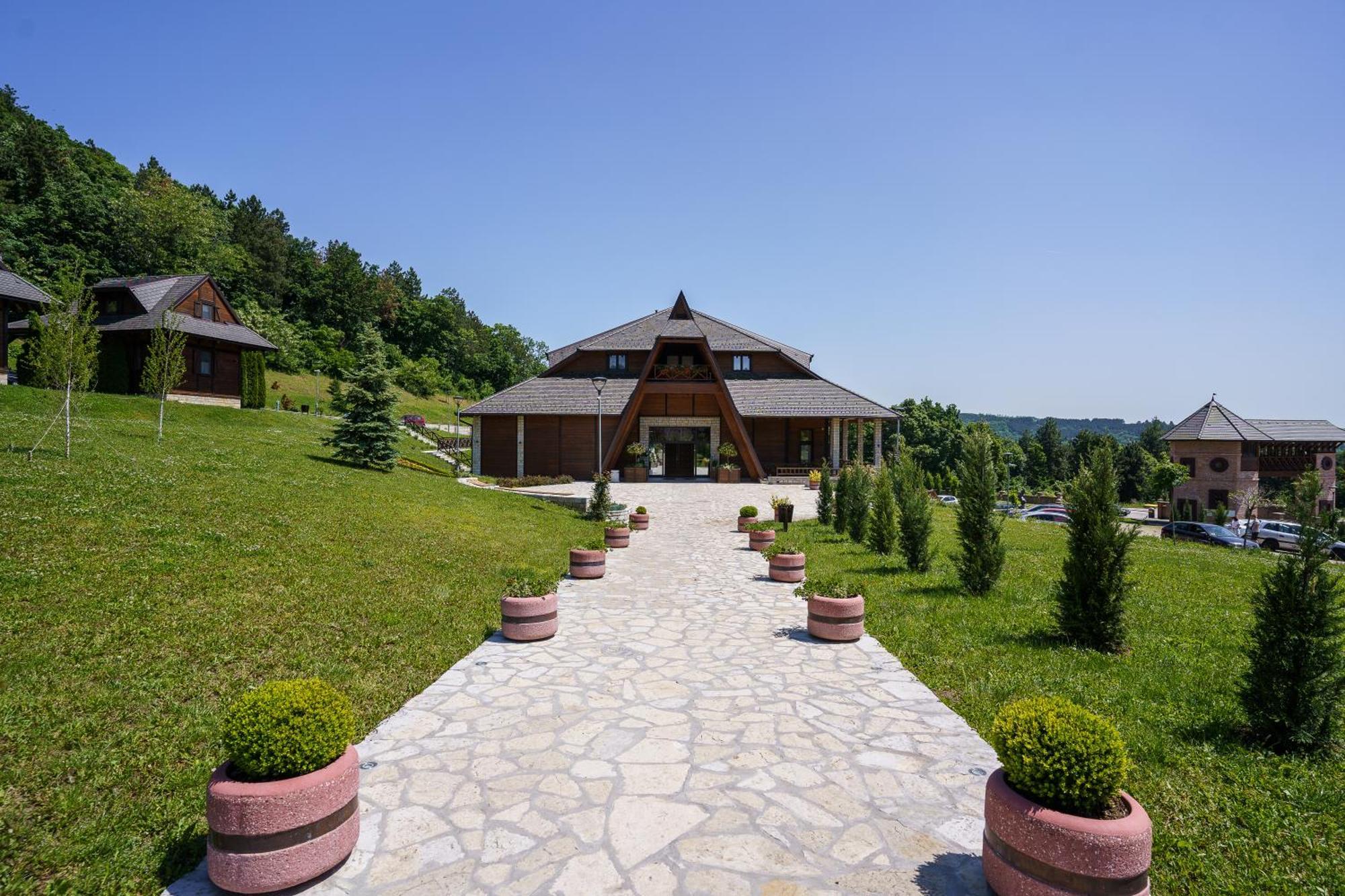 Etno Naselje Vrdnicka Kula Otel Vrdnik Dış mekan fotoğraf